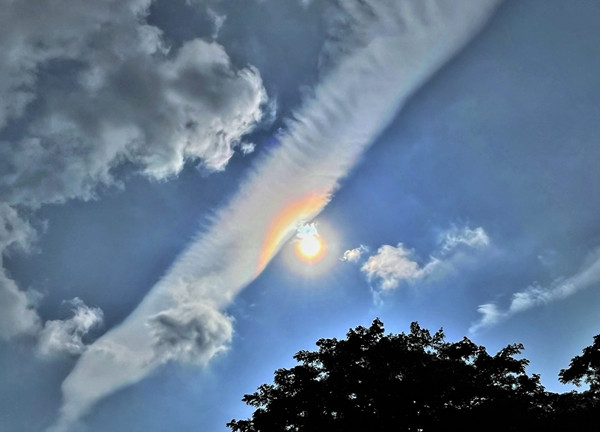 Có những người thấy vệt mây trông như một sải cánh của chim phượng hoàng. Ảnh: Andrew Teo. Có những người thấy vệt mây trông như một sải cánh của chim phượng hoàng. Ảnh: Andrew Teo.