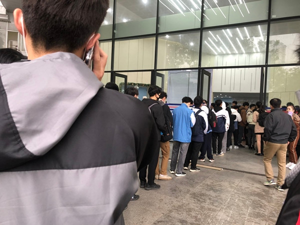 Thí sinh xếp hàng dài nhưng rất nghiêm chỉnh, không có tình trạng chen chúc, lộn xộn.