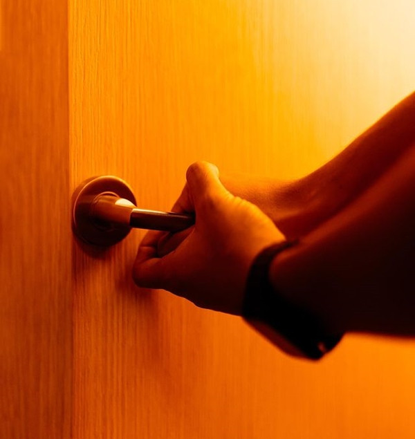 Cánh cửa bất ngờ kẹt cứng. Ảnh minh họa: SPF. Cánh cửa bất ngờ kẹt cứng. Ảnh minh họa: SPF.