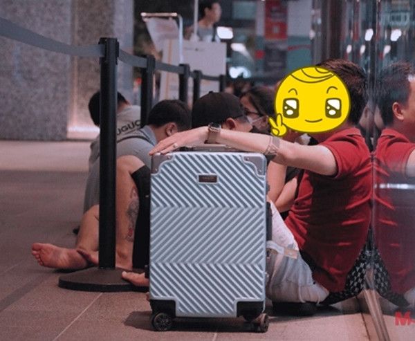 Có những người mang theo cả vali như thể mới từ sân bay đến xếp hàng luôn. Có những người mang theo cả vali như thể mới từ sân bay đến xếp hàng luôn.