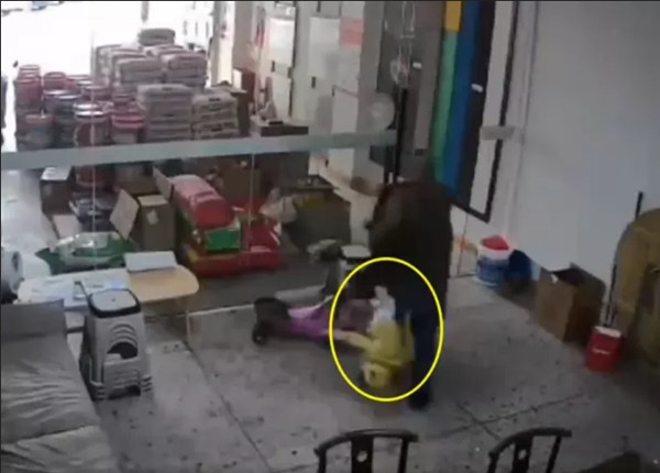 Bỏ chạy thoát thân vẫn không quên cứu người. Ảnh: Weibo. Bỏ chạy thoát thân vẫn không quên cứu người. Ảnh: Weibo.