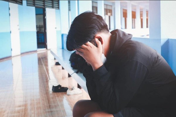 Sự cố đã khiến nạn nhân thu mình suốt nhiều năm. Ảnh minh họa: Freepik.