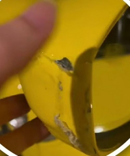 Những vết trầy trụa trên siêu xe Ferrari. Ảnh: Weibo. Những vết trầy trụa trên siêu xe Ferrari. Ảnh: Weibo.