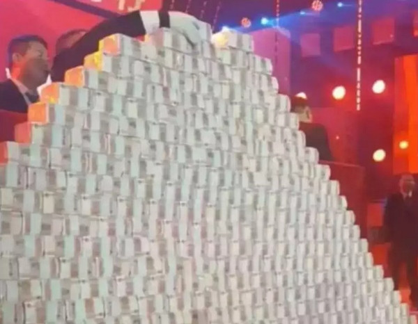 Một "núi" tiền trên sân khấu. Ảnh: Twitter. Một "núi" tiền trên sân khấu. Ảnh: Twitter.