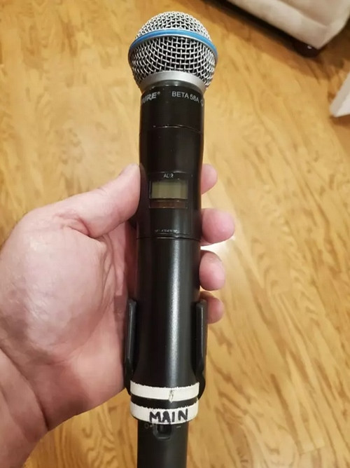 Chiếc mic mà Cardi ném đã được nhặt lại. Ảnh: g27racing/ eBay. Chiếc mic mà Cardi ném đã được nhặt lại. Ảnh: g27racing/ eBay.