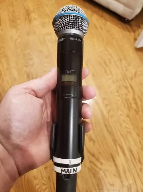 Chiếc mic mà Cardi ném đã được nhặt lại. Ảnh: g27racing/ eBay.