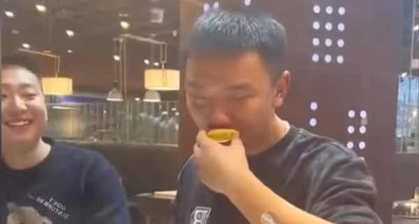 Một nhóm 7 người đã đến ăn ở nhà hàng buffet hải sản. Ảnh: Baidu.