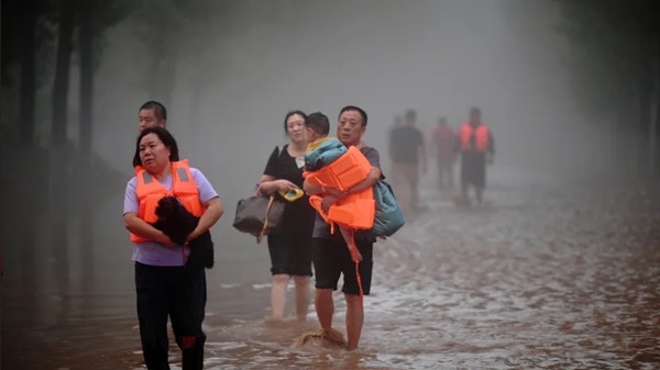 Người dân ở Hà Bắc (Trung Quốc) đi sơ tán, ảnh chụp ngày 1/8. Ảnh: Zhai Yujia/ China News Service/ VCG/ Getty Images. Người dân ở Hà Bắc (Trung Quốc) đi sơ tán, ảnh chụp ngày 1/8. Ảnh: Zhai Yujia/ China News Service/ VCG/ Getty Images.