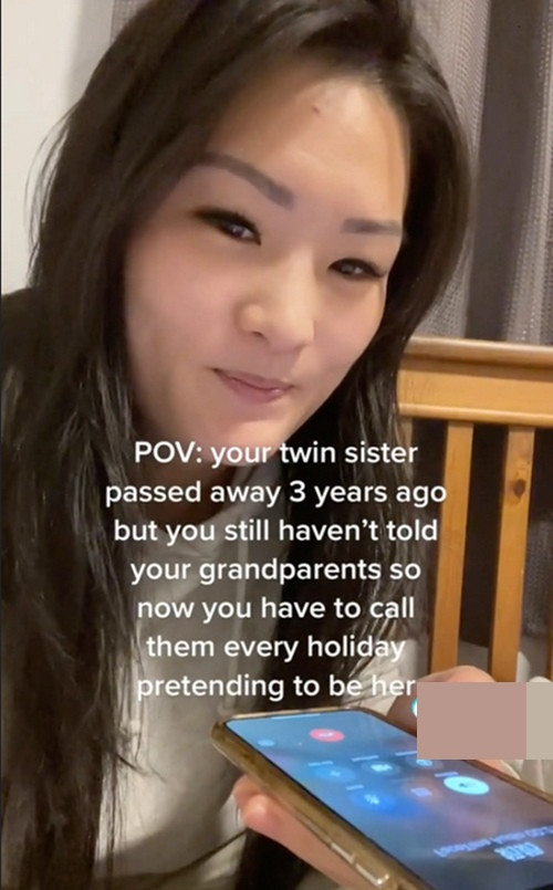 Annie đang giả vờ làm em gái sinh đôi để nói chuyện điện thoại với ông bà. Ảnh: Annie Niu.