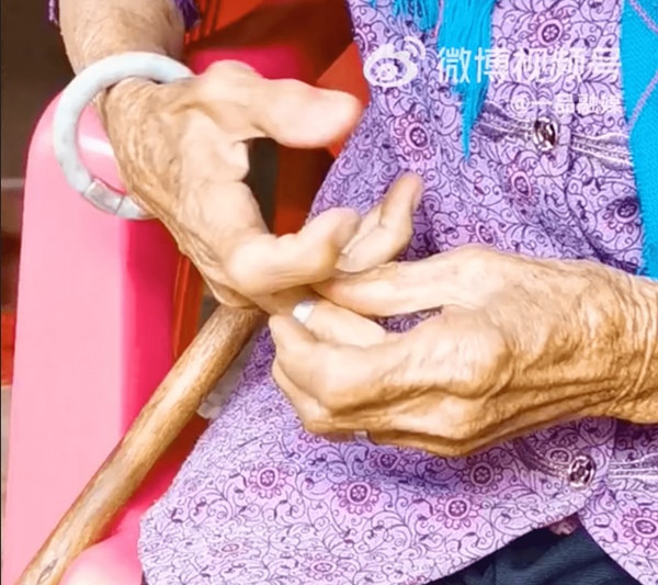 Các cháu năn nỉ mãi bà mới chịu tháo nhẫn cho xem. Ảnh: Weibo.