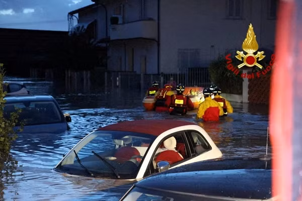 Những người lính cứu hỏa đang làm việc trên các con phố ngập nước ở Tuscany (Ý). Ảnh: Vigili del Fuoco/ Handout via REUTERS.
