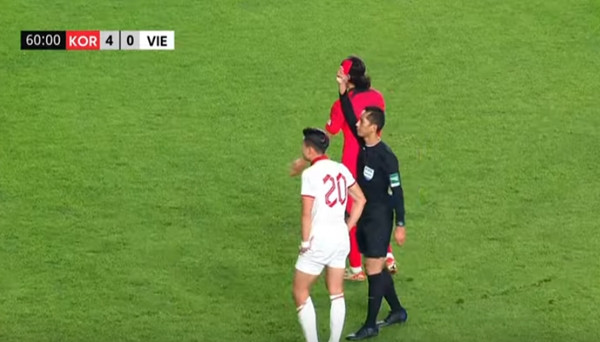 Trọng tài lập tức rút thẻ đỏ. Ảnh: YouTube.