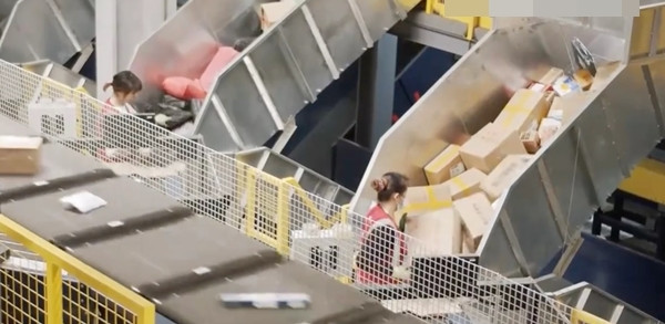 Trong một công ty vận chuyển hàng hóa ở Trung Quốc. Ảnh: Baidu.