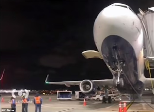 Phần đầu máy bay bị hất lên cách mặt đất khoảng 3 mét. Ảnh: Citizen.