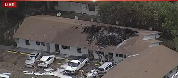 Khu chung cư bị máy bay đâm vào. Ảnh: NBC.