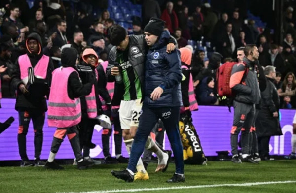 Mitoma khập khiễng rời sân ở hiệp 2, trận Brighton - Crystal Palace. Ảnh: Getty. Mitoma khập khiễng rời sân ở hiệp 2, trận Brighton - Crystal Palace. Ảnh: Getty.