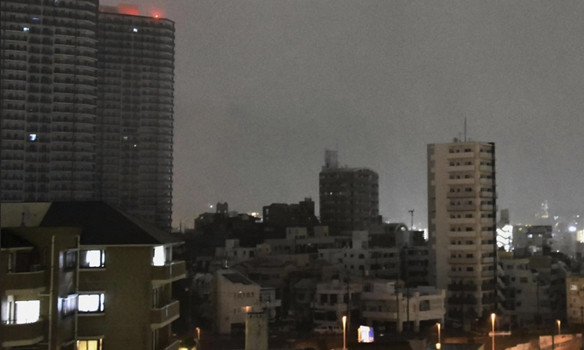 Mất điện ở nhiều nơi tại Okinawa (Nhật Bản) do bão Khanun vào ngày 2/8. Ảnh: Kyodo News via AP.