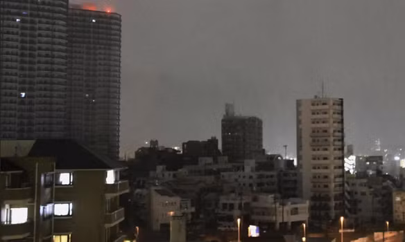 Mất điện ở nhiều nơi tại Okinawa (Nhật Bản) do bão Khanun vào ngày 2/8. Ảnh: Kyodo News via AP.