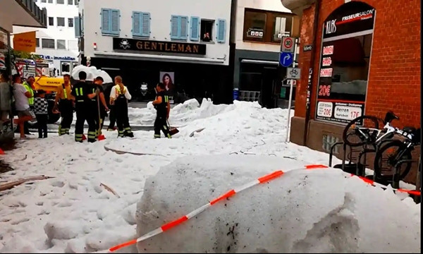 Nhiều người đang cố dọn đá trên các con đường sau trận mưa đá kỳ lạ ở Reutlingen (Đức). Ảnh: Timo Mendritzki/ Reuters. Nhiều người đang cố dọn đá trên các con đường sau trận mưa đá kỳ lạ ở Reutlingen (Đức). Ảnh: Timo Mendritzki/ Reuters.
