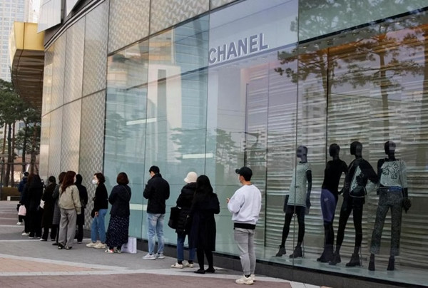 Người trẻ Hàn Quốc xếp hàng bên ngoài một cửa hàng Chanel ở Seoul. Ảnh: Reuters. Người trẻ Hàn Quốc xếp hàng bên ngoài một cửa hàng Chanel ở Seoul. Ảnh: Reuters.