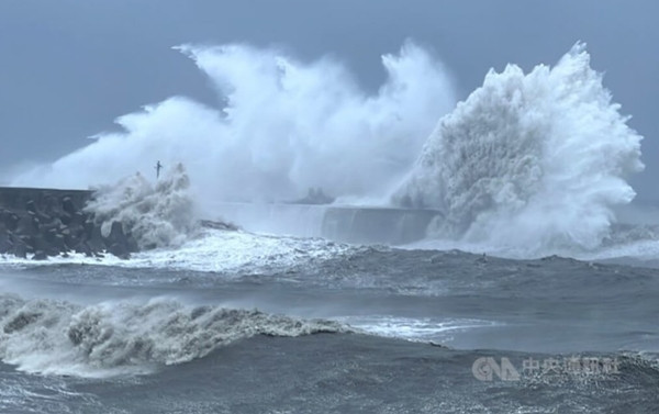 Sóng lớn do bão Koinu vào ngày 5/10. Ảnh: CNA. Sóng lớn do bão Koinu vào ngày 5/10. Ảnh: CNA.