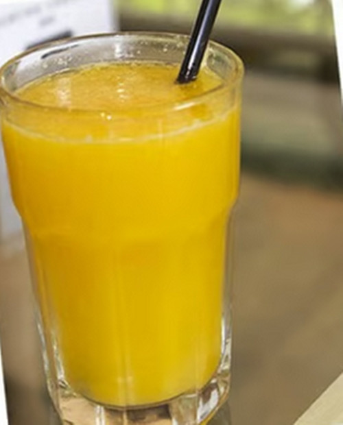 Một nữ nhân viên của nhà hàng đã nhầm nước lau sàn là nước trái cây nên đem ra cho khách uống. Ảnh: SCMP. Một nữ nhân viên của nhà hàng đã nhầm nước lau sàn là nước trái cây nên đem ra cho khách uống. Ảnh: SCMP.