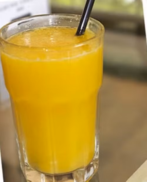 Một nữ nhân viên của nhà hàng đã nhầm nước lau sàn là nước trái cây nên đem ra cho khách uống. Ảnh: SCMP.