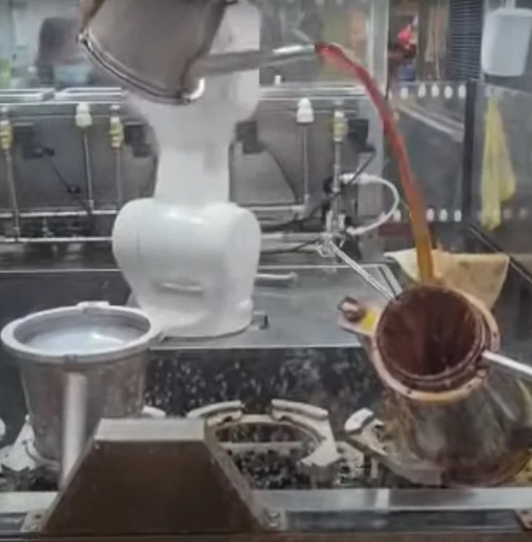 Đến công đoạn rót thì cứ rót, không cần biết là rót vào đâu. Ảnh: KS Toh. Đến công đoạn rót thì cứ rót, không cần biết là rót vào đâu. Ảnh: KS Toh.