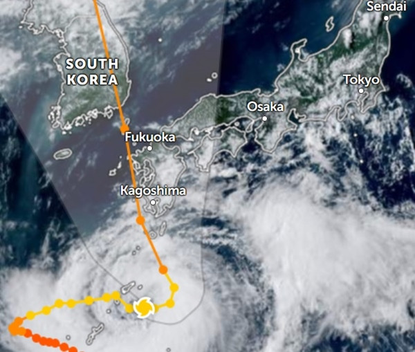 Đường đi hiện tại và dự báo của bão Khanun (hình xoáy ốc là vị trí hiện tại của bão vào chiều 6/8). Ảnh: Zoom Earth.