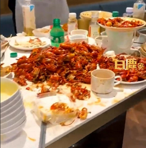 Ngoài cua, sầu riêng, chè..., họ còn ăn vô số tôm, cá hồi, thịt. Ảnh: Baidu. Ngoài cua, sầu riêng, chè..., họ còn ăn vô số tôm, cá hồi, thịt. Ảnh: Baidu.