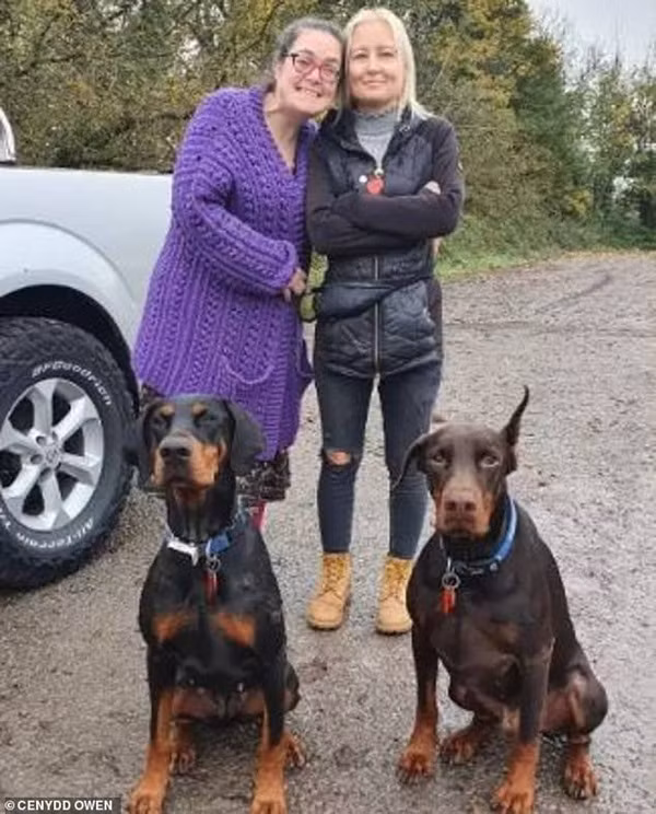 Katie (trái) và Lucy (phải) tình cờ gặp trên bãi biển khi chú chó của Lucy không chịu rời Katie. Ảnh: Cenydd Owen.