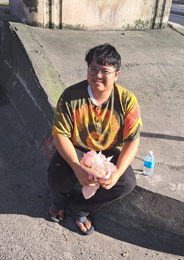 Cậu bé được đưa ra khỏi ô tô, cậu có vẻ rất mừng vì giữ được bó hoa nguyên vẹn. Ảnh: Kentang. Cậu bé được đưa ra khỏi ô tô, cậu có vẻ rất mừng vì giữ được bó hoa nguyên vẹn. Ảnh: Kentang.