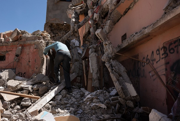 Một người cố đi vào nhà mình - đã bị phá hủy do động đất - ở thành phố Azizmiz, ảnh chụp ngày 10/9. Ảnh: Ximena Borrazas/ SOPA/ LightRocket/ Getty Images. Một người cố đi vào nhà mình - đã bị phá hủy do động đất - ở thành phố Azizmiz, ảnh chụp ngày 10/9. Ảnh: Ximena Borrazas/ SOPA/ LightRocket/ Getty Images.