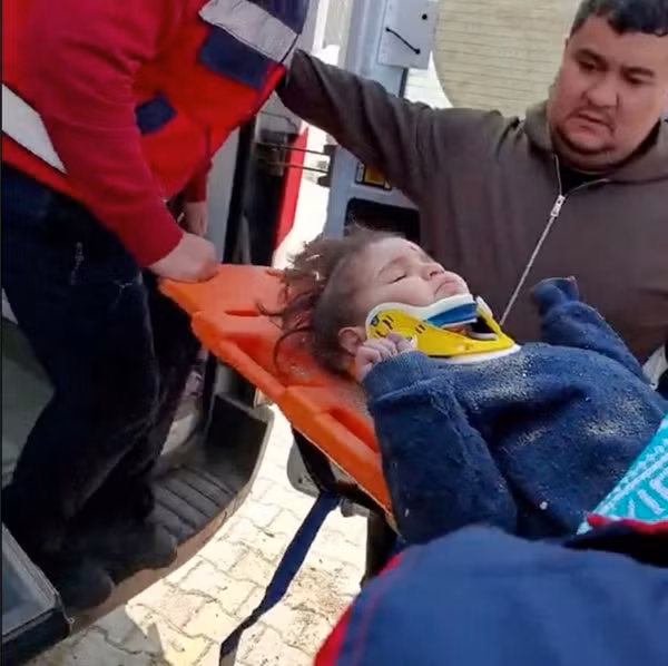 Một bé gái ở Hatay (Thổ Nhĩ Kỳ) được cứu ra sau 150 giờ ở dưới đống đổ nát. Ảnh: Bộ Y tế Thổ Nhĩ Kỳ/ Reuters.