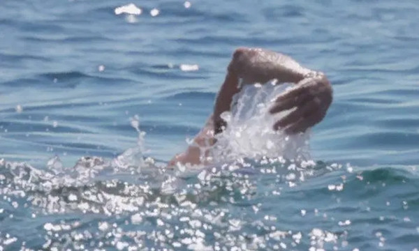 Một người đã bơi từ Malaysia sang Singapore dù chẳng phải là vận động viên. Ảnh minh họa: Stomp.