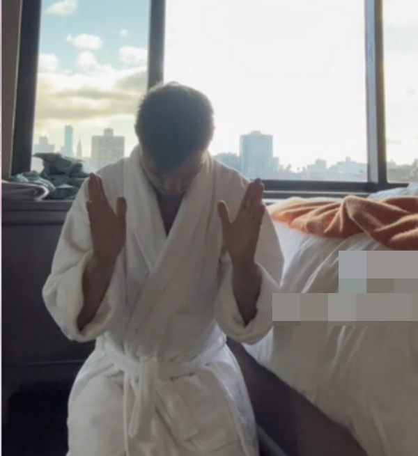 Lautner giả vờ "cầu nguyện" cho Mayer. Ảnh: Taylor Lautner. Lautner giả vờ "cầu nguyện" cho Mayer. Ảnh: Taylor Lautner.