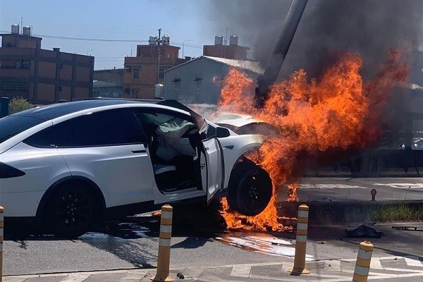 Ca sĩ, diễn viên Lâm Chí Dĩnh gặp tai nạn vào tháng 7/2022 khi đang lái xe Tesla. Ảnh: Taiwan News.