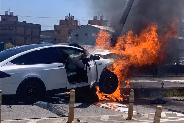 Ca sĩ, diễn viên Lâm Chí Dĩnh gặp tai nạn vào tháng 7/2022 khi đang lái xe Tesla. Ảnh: Taiwan News.