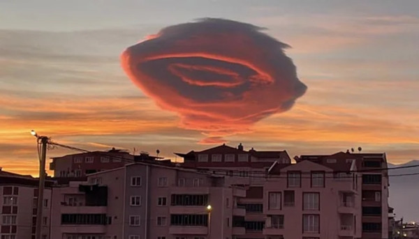 Đám mây giữ nguyên hình dạng suốt khoảng một tiếng đồng hồ. Ảnh: Byron J. Walker. Đám mây giữ nguyên hình dạng suốt khoảng một tiếng đồng hồ. Ảnh: Byron J. Walker.