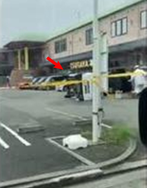 Xe ô tô bị lật do lốc xoáy, gây ra bởi bão Lan. Ảnh: Twitter.