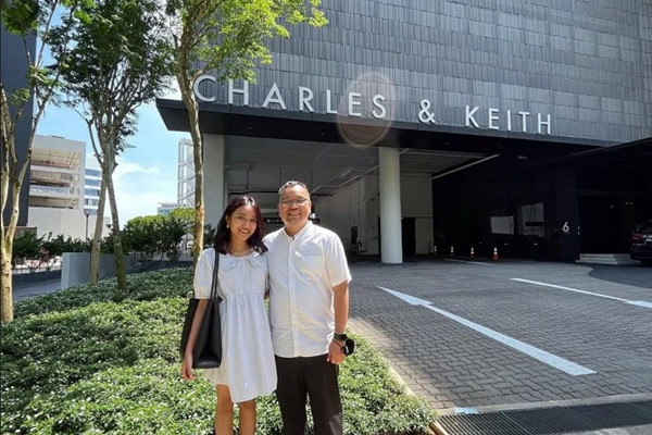 Zoe và bố được mời tới trụ sở chính của Charles & Keith để tham quan và ăn trưa với các nhà sáng lập. Ảnh: Zoe Gabriel. Zoe và bố được mời tới trụ sở chính của Charles & Keith để tham quan và ăn trưa với các nhà sáng lập. Ảnh: Zoe Gabriel.