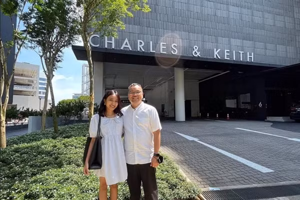Zoe và bố được mời tới trụ sở chính của Charles & Keith để tham quan và ăn trưa với các nhà sáng lập. Ảnh: Zoe Gabriel. Zoe và bố được mời tới trụ sở chính của Charles & Keith để tham quan và ăn trưa với các nhà sáng lập. Ảnh: Zoe Gabriel.