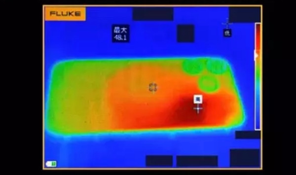 Thử nghiệm của Geekerwan cho thấy iPhone 15 Pro Max rất nóng chỉ sau 30 phút chơi game trong phòng 25oC. Ảnh: Revegnus.