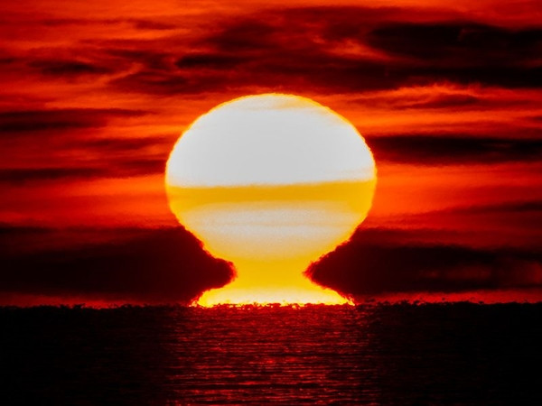 Ở những nước bình thường có khí hậu mát mẻ thì giờ đây cũng rất nóng. Trong ảnh là Mặt Trời đang mọc ở phía Bắc nước Đức. Ảnh: AP.