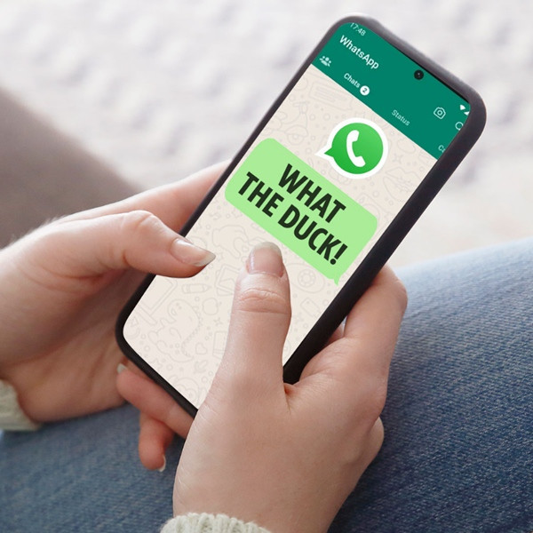 Một meme hài hước về việc iPhone cứ tự thay từ "f*ck" thành "duck". Ảnh: The Sun.