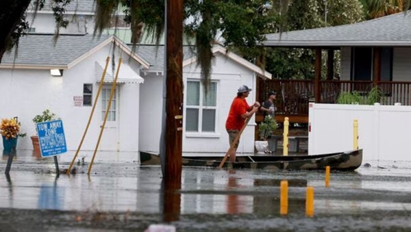 Một người đi thuyền qua các đường phố bị ngập do bão Idalia ở thành phố Tarpon Springs (bang Florida, Mỹ). Ảnh: Getty via AFP. Một người đi thuyền qua các đường phố bị ngập do bão Idalia ở thành phố Tarpon Springs (bang Florida, Mỹ). Ảnh: Getty via AFP.