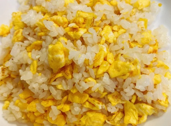 Vợ chồng ông Li, bà Yang ăn cơm chiên trứng để qua đêm xong thì phát bệnh. Ảnh: China Press.