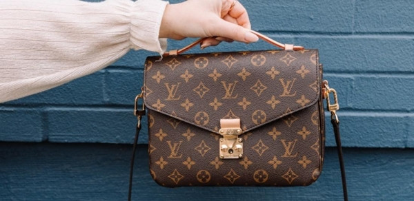 Cô gái đã rất vui mừng khi được người yêu tặng nhiều túi "hàng hiệu". Ảnh minh họa: IT.