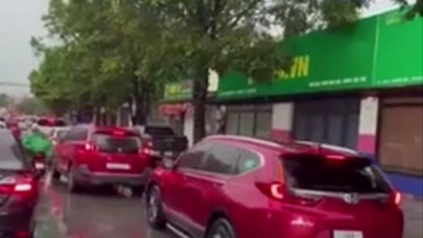 Tắc đường do mưa lớn ở Thanh Hóa (Việt Nam). Ảnh: VTV1. Tắc đường do mưa lớn ở Thanh Hóa (Việt Nam). Ảnh: VTV1.