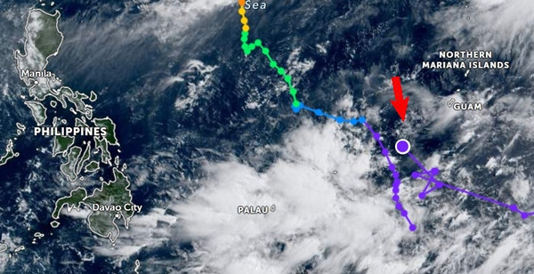 Một nhiễu động nhiệt đới ở gần khu vực mà trước đó bão Khanun hình thành (đường nhiều màu là đường đi của bão Khanun trước đó). Ảnh: Zoom Earth.
